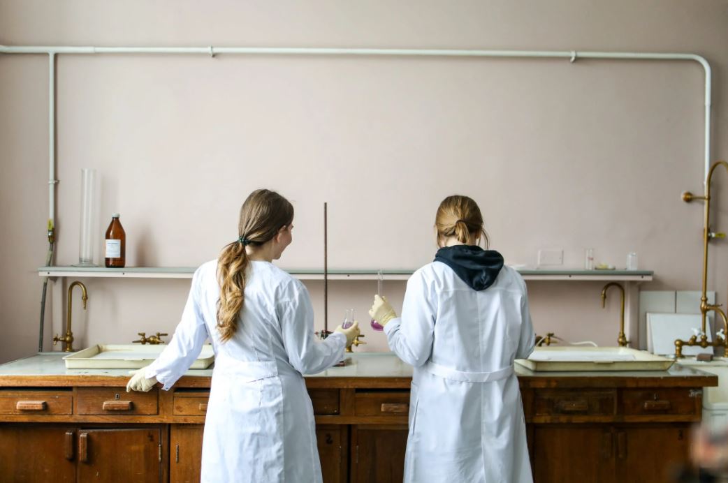 Read more about the article Sicherheit bei chemischen Experimenten im Schulunterricht