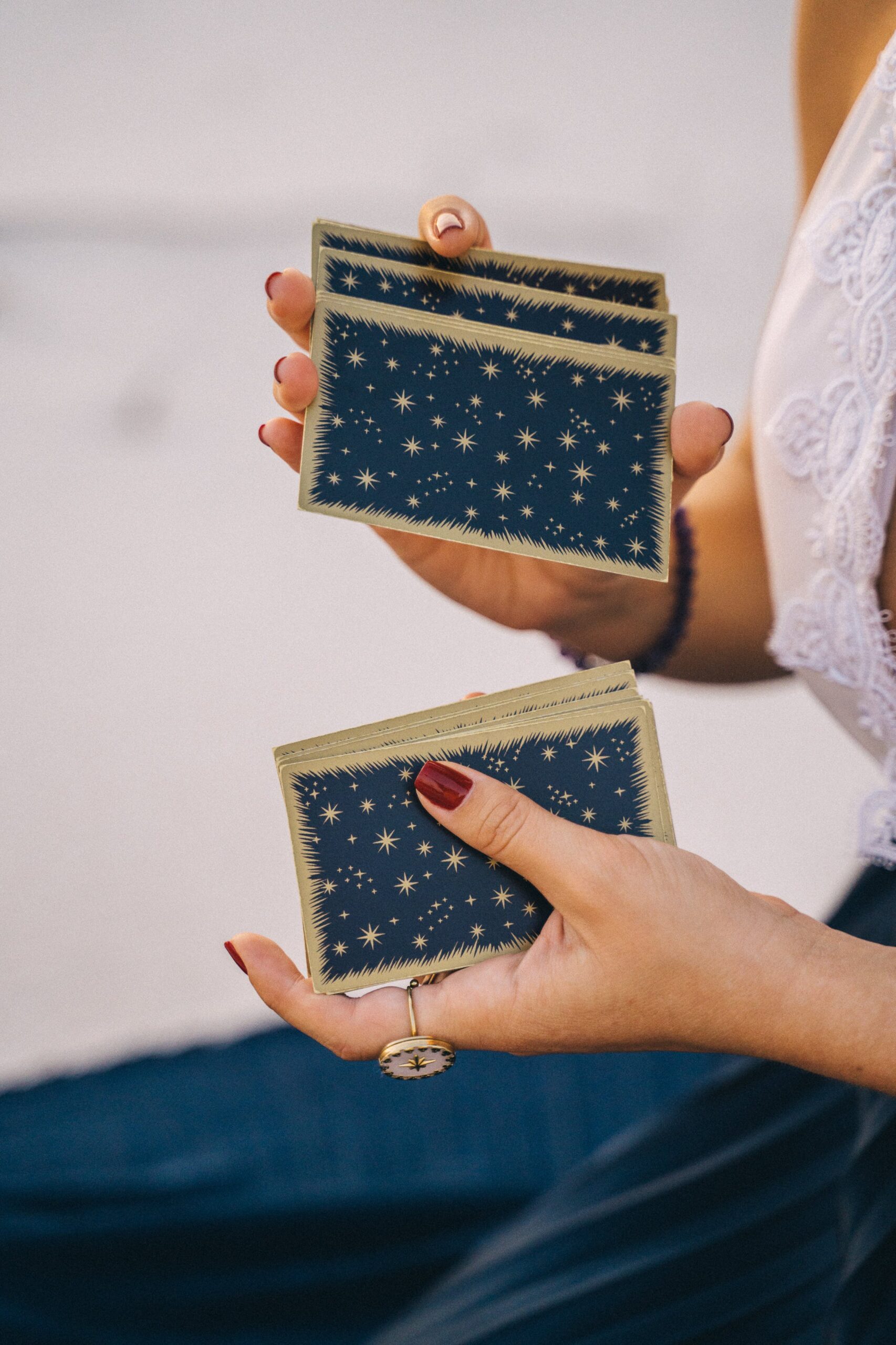 Kartentricks mit einem Zauberer für die Firmenfeier