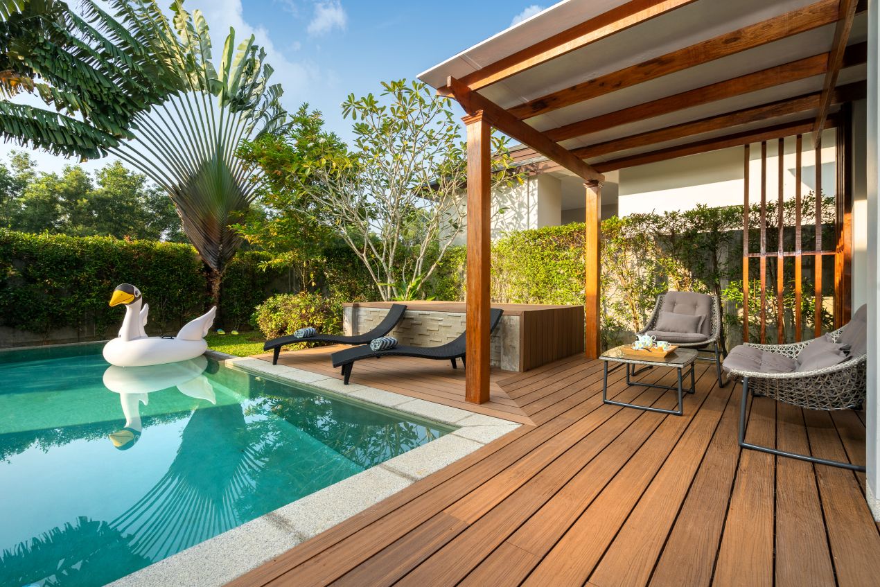 Stilvoller Garten mit Pool, Holzdeck und moderner Überdachung – Gartenpavillons schaffen hier Schatten, Komfort und ein harmonisches Gesamtbild