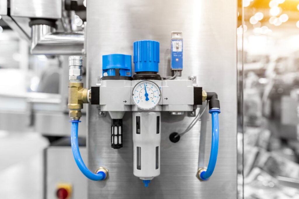 Praktisches Differenzdruckmessgeraet mit Manometer und blauen Anschluessen zur genauen Druckmessung in einer Industrieanlage